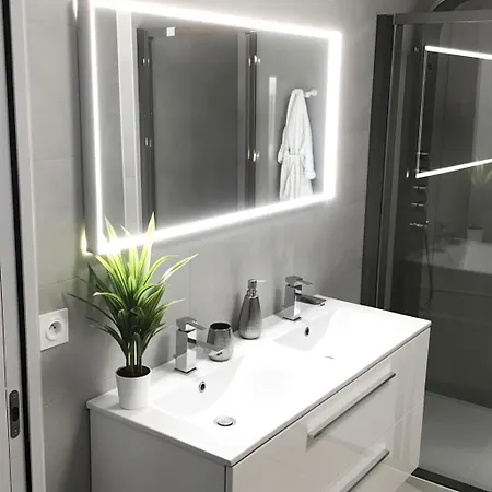 Avec 2 D'hôtes Pour 1 à 4 Personnes Avec Vue Mer, Terrasse, Parking Privé, Proche Port Et Aéroport, Petit Déjeuner Inclus Couette-café Ajaccio (Corsica)