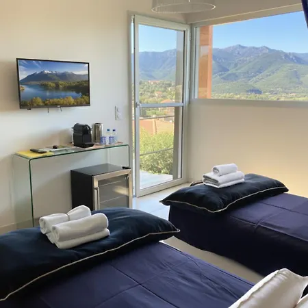 Avec 2 D'hôtes Pour 1 à 4 Personnes Avec Vue Mer, Terrasse, Parking Privé, Proche Port Et Aéroport, Petit Déjeuner Inclus Couette-café