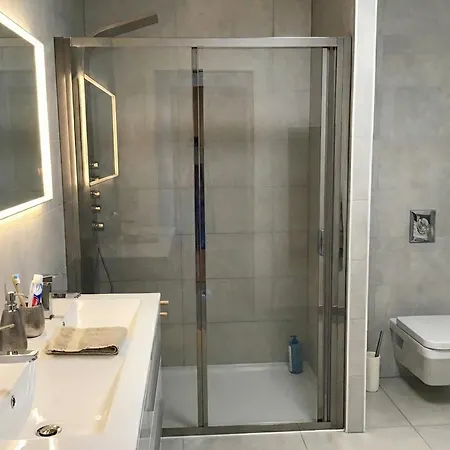 Avec 2 D'hôtes Pour 1 à 4 Personnes Avec Vue Mer, Terrasse, Parking Privé, Proche Port Et Aéroport, Petit Déjeuner Inclus