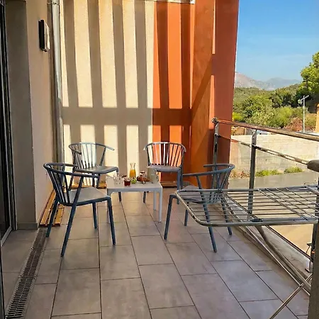 Avec 2 D'hôtes Pour 1 à 4 Personnes Avec Vue Mer, Terrasse, Parking Privé, Proche Port Et Aéroport, Petit Déjeuner Inclus Couette-café 4*