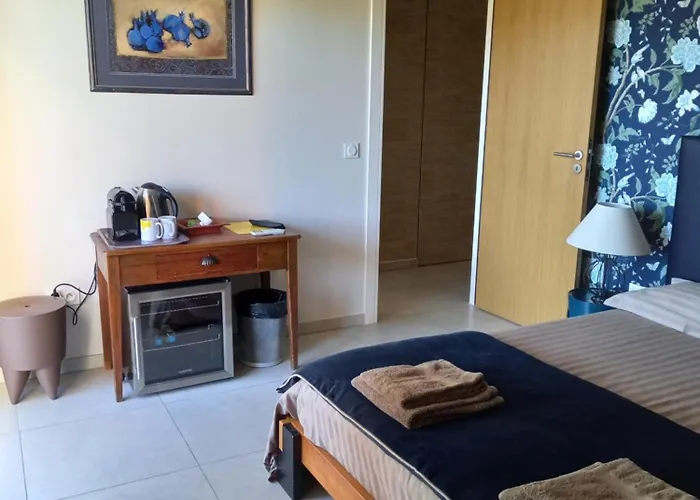 Avec 2 D'hôtes Pour 1 à 4 Personnes Avec Vue Mer, Terrasse, Parking Privé, Proche Port Et Aéroport, Petit Déjeuner Inclus 4* Ajaccio (Corsica)