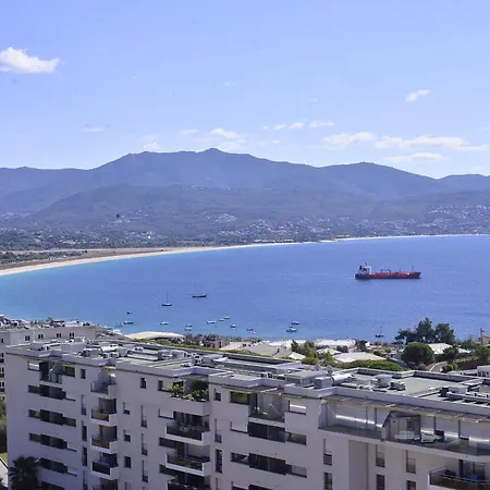 Alojamento de Acomodação e Pequeno-almoço Avec 2 D'hôtes Pour 1 à 4 Personnes Avec Vue Mer, Terrasse, Parking Privé, Proche Port Et Aéroport, Petit Déjeuner Inclus