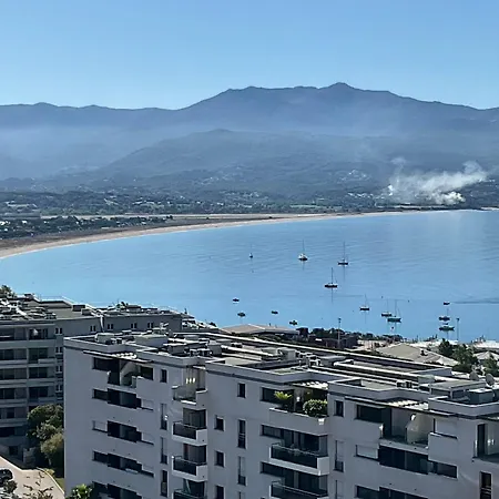 Suite Avec 2 Chambres D'Hotes Pour 1 A 4 Personnes Avec Vue Mer, Terrasse, Climatisation, Parking Prive, Proche Port Et Aeroport, Petit Dejeuner Inclus