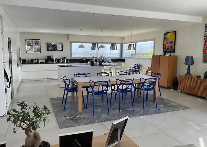 B&B Avec 2 D'hotes Pour 1 A 4 Personnes Avec Vue Mer, Terrasse, Parking Prive, Proche Port Et Aeroport, Petit Dejeuner Inclus