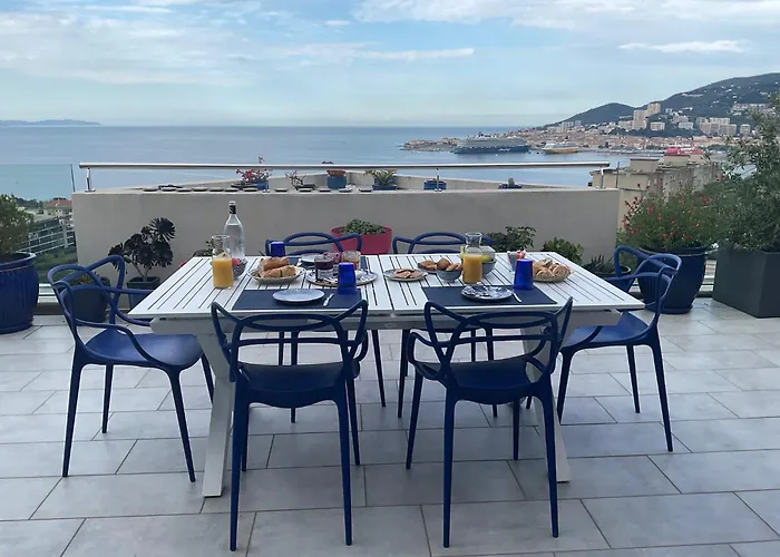 Avec 2 D'hotes Pour 1 A 4 Personnes Avec Vue Mer, Terrasse, Parking Prive, Proche Port Et Aeroport, Petit Dejeuner Inclus